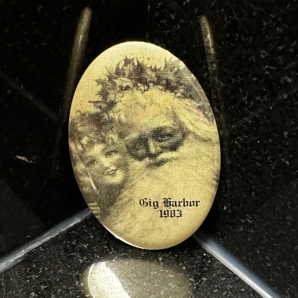 Vintage Gig Harbor, Wa Christmas Button Pin Brooch Oval Laminated 1983 - Picture 1 of 8